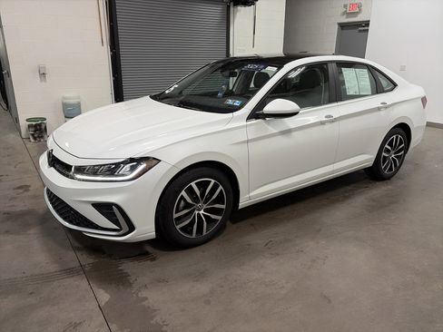 Certified 2025 Volkswagen Jetta SE FWD image 6