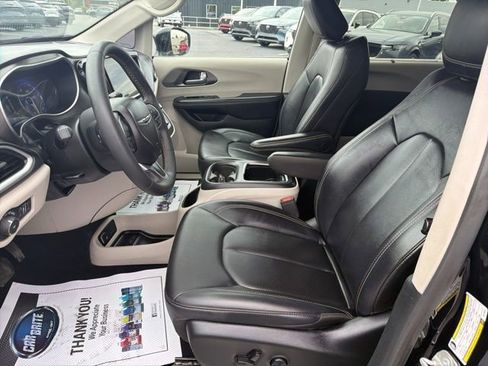 Used 2024 Chrysler Pacifica Touring-L FWD image 23