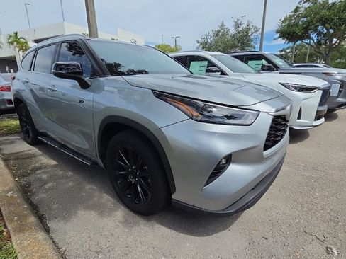 Used 2023 Toyota Highlander XLE FWD image 1