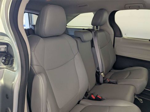 Used 2024 Toyota Sienna XLE FWD image 29
