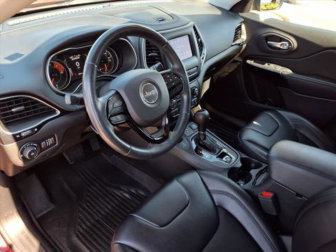 Used 2020 Jeep Cherokee Latitude Plus image 4