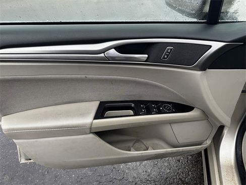 Used 2017 Ford Fusion SE w/ Fusion SE Technology Package image 19