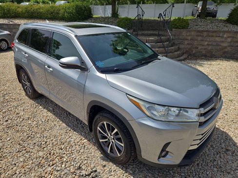 Used 2018 Toyota Highlander XLE AWD/4WD image 33