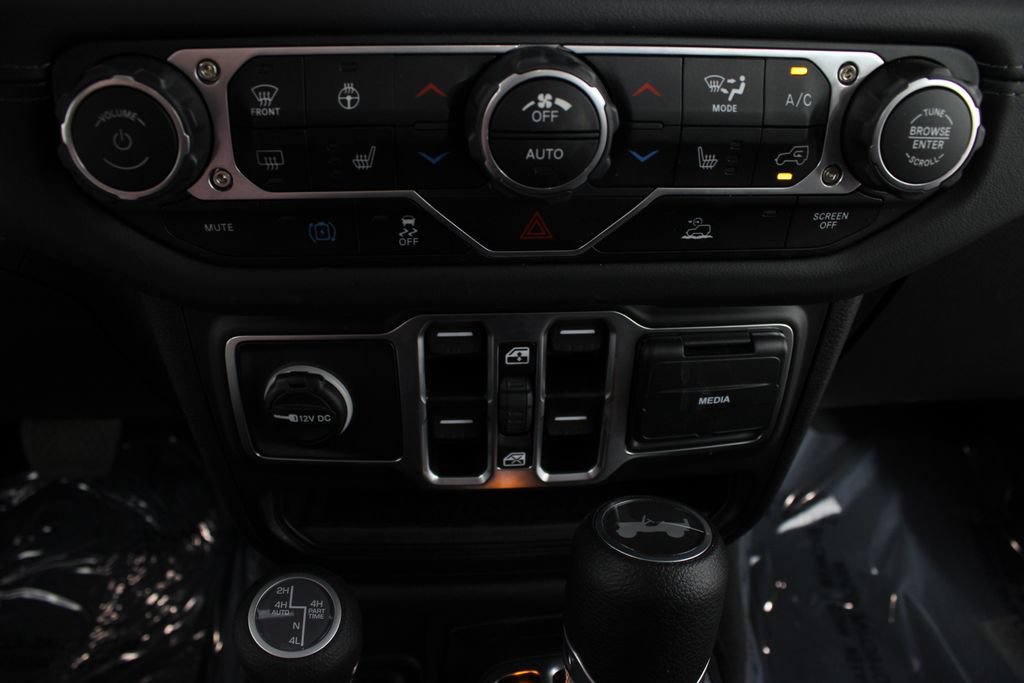 Used 2025 Jeep Wrangler Unlimited Sahara AWD/4WD image 6