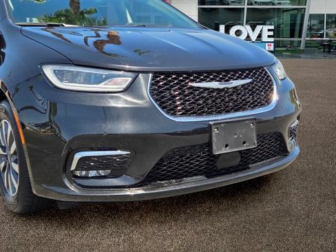 Used 2024 Chrysler Pacifica Limited FWD image 8