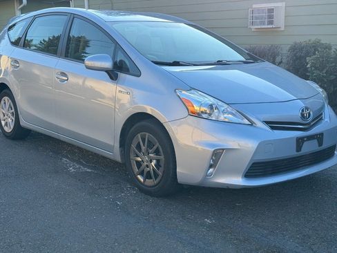 Used 2014 Toyota Prius V Two image 2