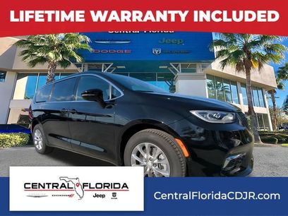 New 2026 Chrysler Pacifica Limited w/ Uconnect Theater Family Group