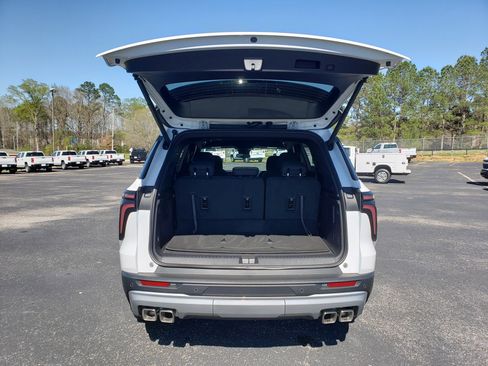 New 2026 Chevrolet Traverse LT w/ LPO, Floor Liner Package image 9