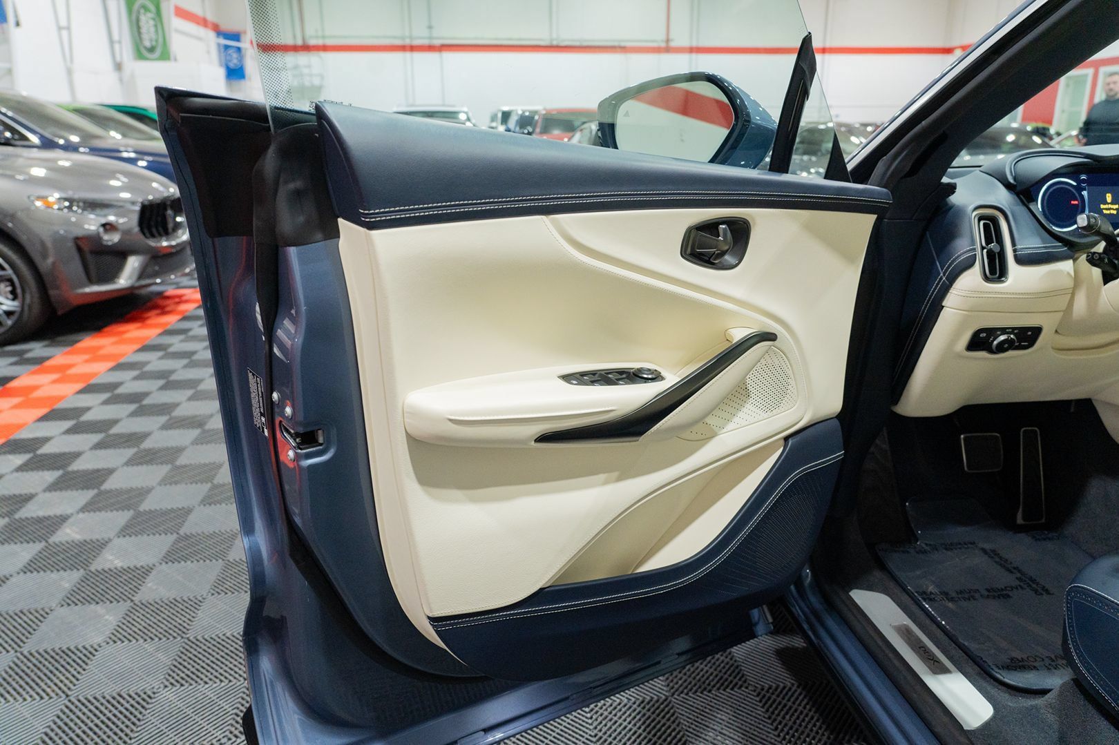 Used 2021 Aston Martin DBX AWD/4WD image 17