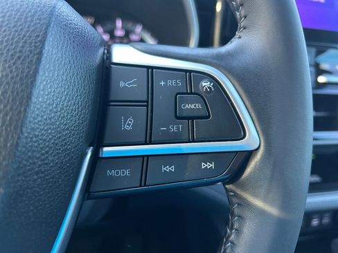 Certified 2023 Toyota Highlander XLE image 17