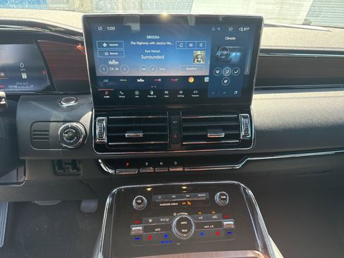 Used 2023 Lincoln Navigator Reserve image 21