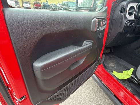 Used 2025 Jeep Wrangler Willys image 14