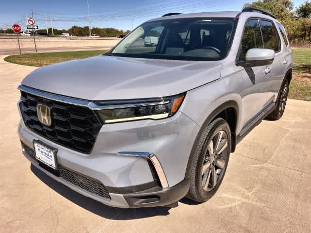 Certified 2025 Honda Pilot Touring image 2