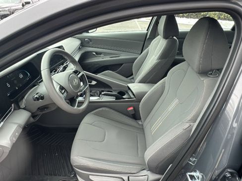 Used 2025 Hyundai Elantra Sport image 11