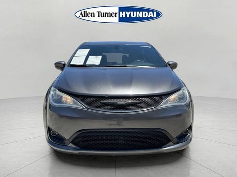 Used 2019 Chrysler Pacifica Touring Plus w/ S Appearance Package FWD image 3