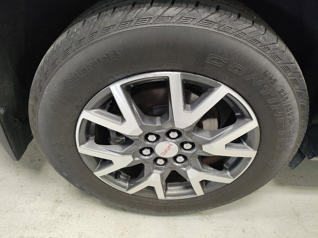 Used 2020 GMC Acadia SLE w/ Driver Convenience Package FWD image 3