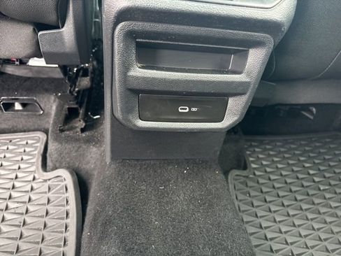 Used 2023 Volkswagen Taos SE w/ Panoramic Sunroof Package image 17