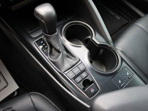 Used 2019 Toyota Camry SE w/ Sunroof Package image 16