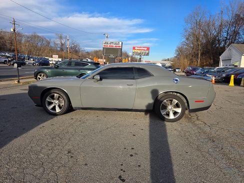 Used 2019 Dodge Challenger SXT image 8