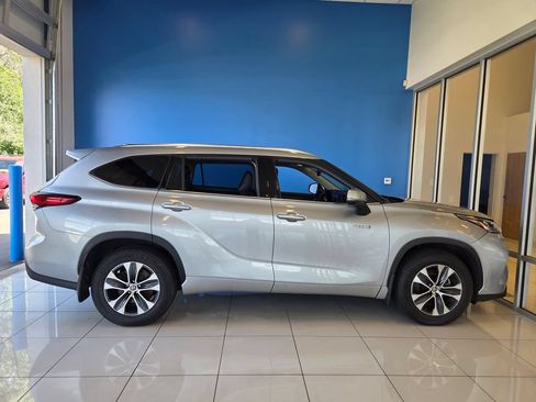Used 2020 Toyota Highlander XLE AWD/4WD image 5