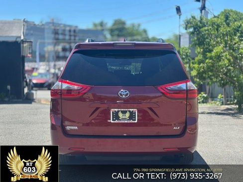 Used 2020 Toyota Sienna XLE Premium FWD image 5