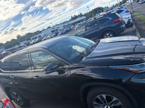 Used 2022 Toyota Highlander XLE AWD/4WD image 2