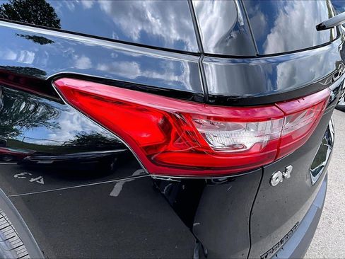 Used 2021 Chevrolet Traverse RS w/ LPO, Floor Liner Package FWD image 27