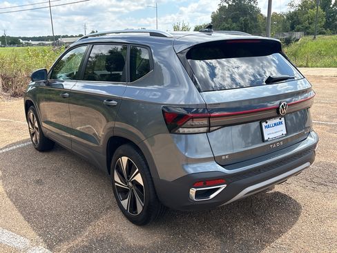 Used 2025 Volkswagen Taos SE AWD/4WD image 3