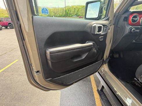 Used 2020 Jeep Gladiator Rubicon w/ Trailer Tow Package AWD/4WD image 13