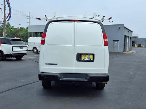 Used 2018 Chevrolet Express 2500 w/ Driver Convenience Package RWD image 19