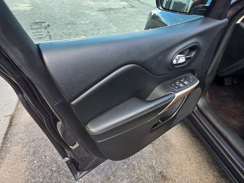 Used 2018 Jeep Cherokee Limited AWD/4WD image 9