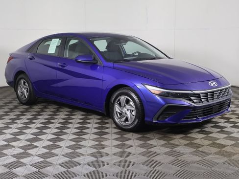 Used 2025 Hyundai Elantra SE FWD image 2