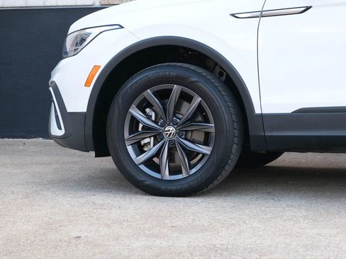 Used 2023 Volkswagen Tiguan SE image 9