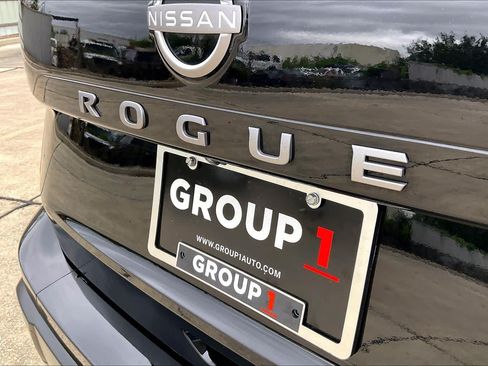 Used 2025 Nissan Rogue SV w/ SV Premium Package FWD image 10