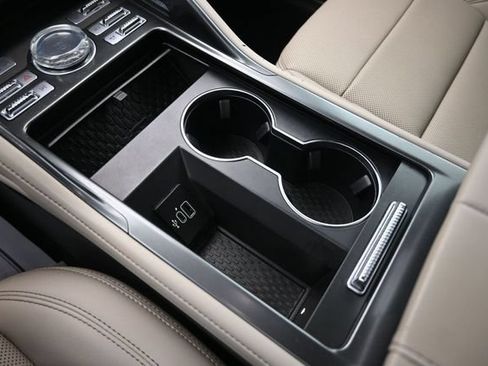 Used 2024 Lincoln Nautilus Premier AWD/4WD image 18