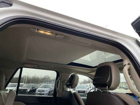 Used 2024 Lincoln Navigator Premiere image 10
