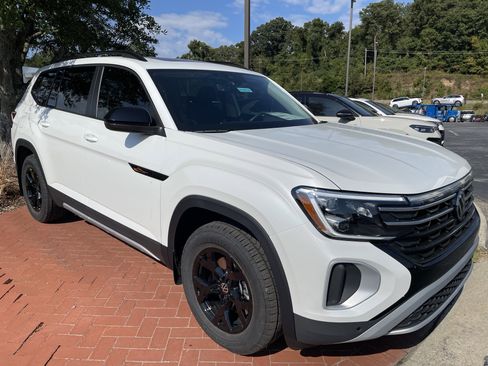 New 2026 Volkswagen Atlas Peak Edition image 3