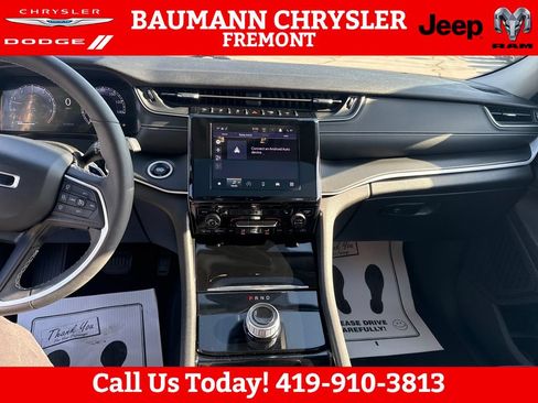 Used 2023 Jeep Grand Cherokee Laredo w/ Luxury Tech Group I AWD/4WD image 17