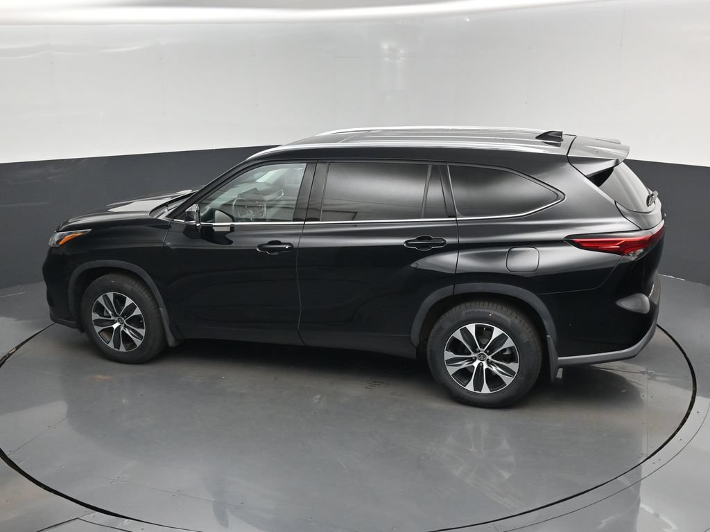 Used 2021 Toyota Highlander XLE AWD/4WD image 14