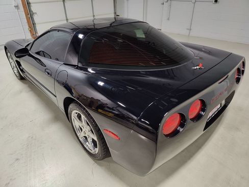 Used 2004 Chevrolet Corvette Coupe w/ Preferred Equipment Group RWD image 19