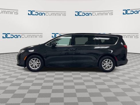 Used 2023 Chrysler Voyager LX FWD image 5