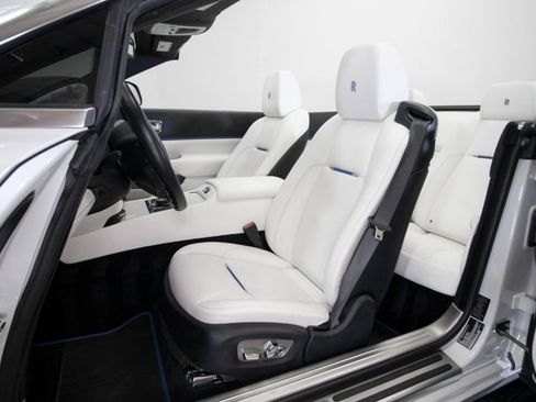 Used 2017 Rolls-Royce Dawn image 28