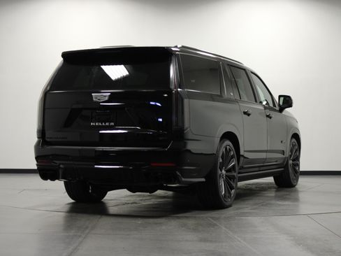 Used 2025 Cadillac Escalade ESV V AWD/4WD image 4