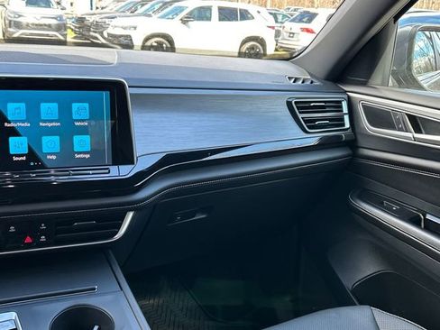 Certified 2025 Volkswagen Atlas Cross Sport SE image 24