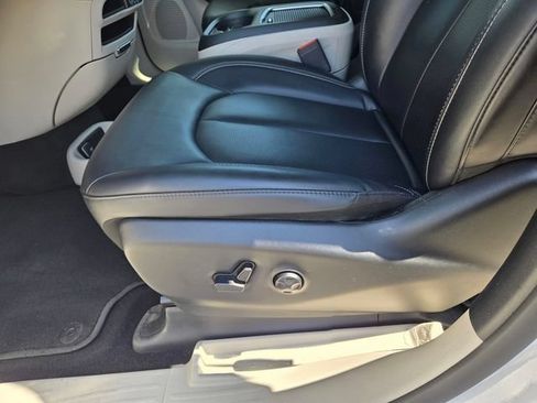 Used 2024 Chrysler Pacifica Limited FWD image 17