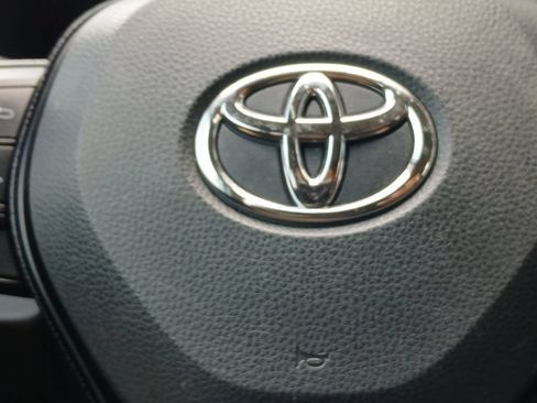 Used 2021 Toyota RAV4 LE FWD image 5