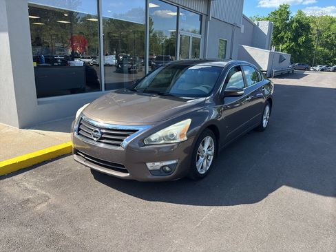 Used 2014 Nissan Altima 2.5 SV w/ Convenience Package FWD image 2