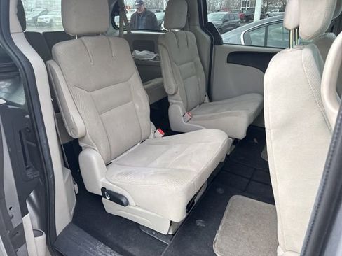Used 2016 Dodge Grand Caravan SXT image 2