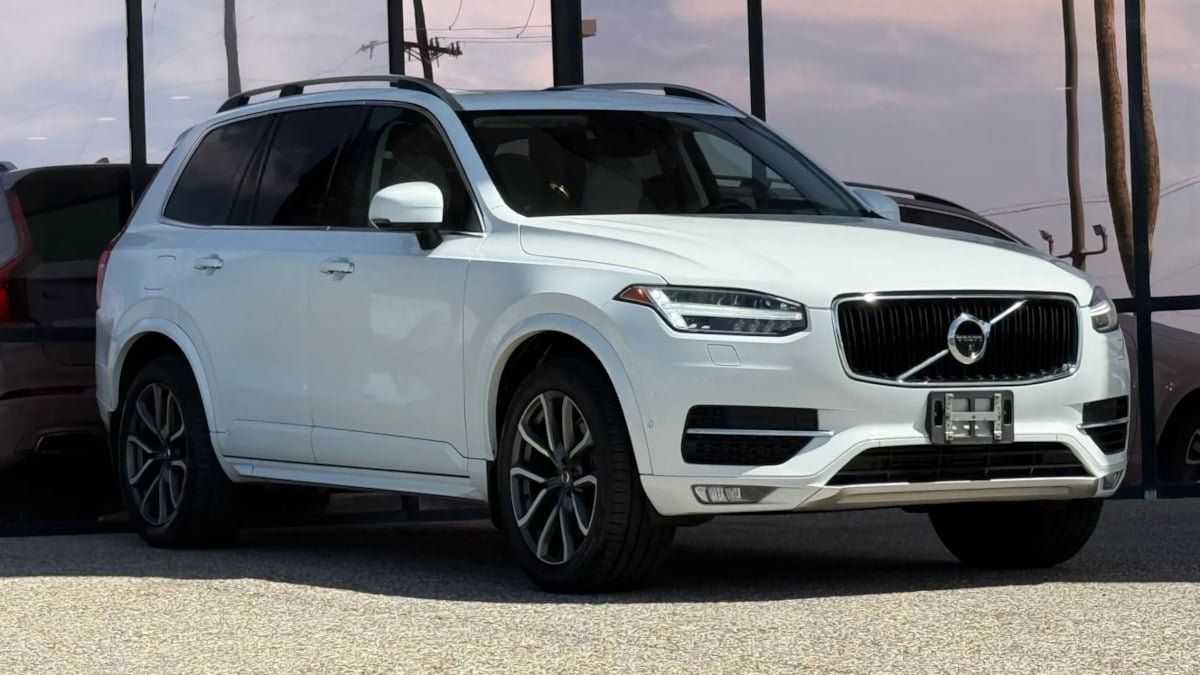 Used 2016 Volvo XC90 T6 Momentum w/ Momentum Plus Package AWD/4WD image 17