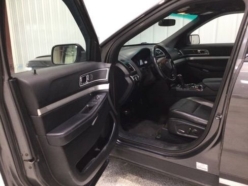 Used 2017 Ford Explorer XLT w/ Equipment Group 202A image 7